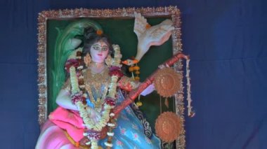Tanrıça Saraswati 'nin putu Pandal' da ibadet ediliyor, Howrah, Batı Bengal, Hindistan.