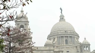 Kolkata Meleği 'nin Kolkata' daki büyük mermer bina üzerindeki videosu İngilizler Meydan 'da ve ünlü Kolkata Anıtı, Batı Bengal, Hindistan' da anıtlar yaptı..