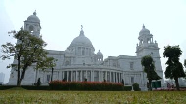Kolkata, Hindistan 'da bulunan Kolkata' nın en ünlü anıtlarından biri olan Victoria Memorial 'ın 4K stok zaman aralığı videosu..