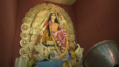 Tanrıça Saraswati 'nin putu Pandal' da ibadet ediliyor, Howrah, Batı Bengal, Hindistan.