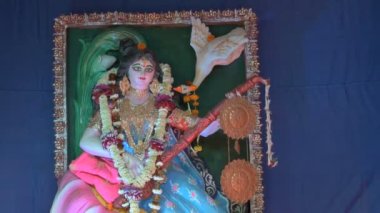 Tanrıça Saraswati 'nin putu Pandal' da ibadet ediliyor, Howrah, Batı Bengal, Hindistan.