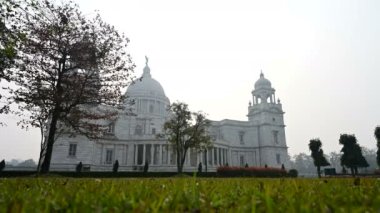 Kolkata, Hindistan 'da bulunan Kolkata' nın en ünlü anıtlarından biri olan Victoria Memorial 'ın 4K stok zaman aralığı videosu..