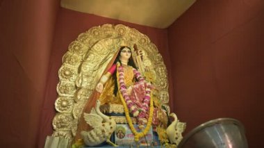 Tanrıça Saraswati 'nin putu Pandal' da ibadet ediliyor, Howrah, Batı Bengal, Hindistan.