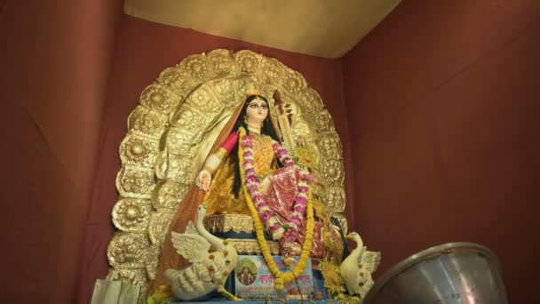Idol Goddess Saraswati被崇拜在印度西孟加拉邦Howrah的仪表板内 — 图库视频影像