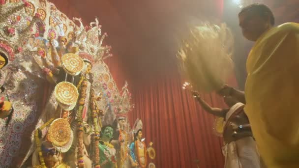 Kolkata Índia Outubro 2021 Sacerdotes Hindus Adorando Deusa Durga Com — Vídeo de Stock