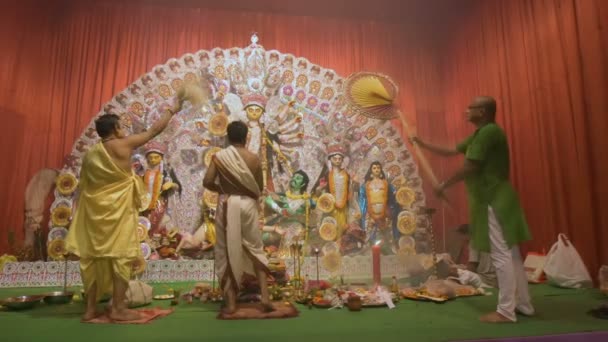 Kolkata Índia Outubro 2021 Sacerdotes Hindus Adorando Deusa Durga Com — Vídeo de Stock