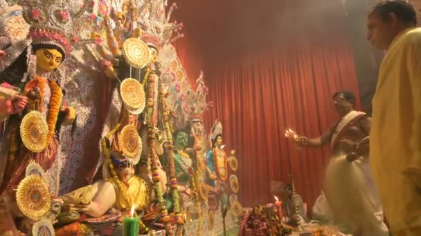 Kolkata Inde Octobre 2021 Prêtres Hindous Adorant Déesse Durga Avec — Video