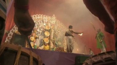 Kolkata, Hindistan -13 Ekim 2021: Hindu rahipler Tanrıça Durga 'ya panchpradip, kutsal lamba ve chamor ile tapıyorlar. Ashtami puja aarati için davul çalan davulcular. Kutsal Durga Puja ritüeli. 4K video.