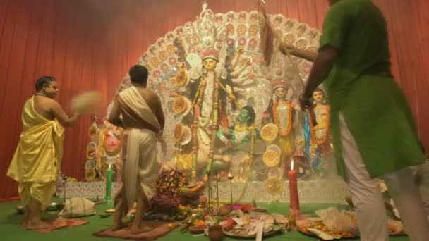 印度加尔各答 2021年10月13日 印度教牧师们用圣灯 王冠和手扇崇拜女神杜尔加 Ashtami Puja Aarati 神圣的Durga Puja仪式 夜间射击 — 图库视频影像
