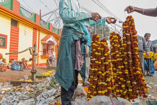 KOLKATA, Batı BENGAL / INDIA - 13 Şubat 2016: Kolkata 'daki kalabalık ve renkli Mallik Ghat veya Jagannath ghat çiçek pazarında çiçek alıp satmak. Asya 'nın en büyük çiçek pazarı..