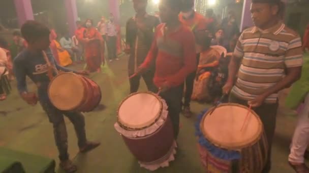 Καλκούτα Ινδία Οκτωβρίου 2021 Dhaakis Playing Dhaaks While Hindu Priests — Αρχείο Βίντεο