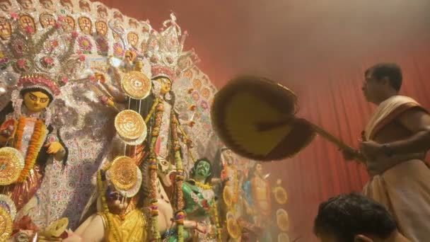 印度加尔各答 2021年10月13日 印度教祭司与甘塔和冠军一起崇拜女神杜尔加 Ashtami Puja Aarati 神圣的Durga Puja仪式 夜间射击 4K视频 — 图库视频影像