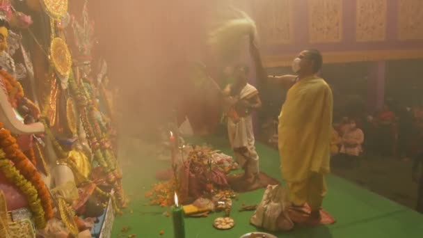 印度加尔各答 2021年10月13日 印度教牧师用印度女装 女冠军和手扇崇拜女神Durga Ashtami Puja Aarati 神圣的Durga Puja仪式 夜间射击 — 图库视频影像
