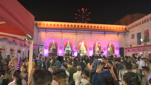 インド 西ベンガル州コルカタ2021年10月12日 夜のショバザール ラジャバリの装飾されたドゥルガ法会パンダル ヒンズー教の最大の祭りは世界中で祝われました ユネスコ文化遺産 — ストック動画