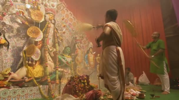 印度加尔各答 2021年10月13日 印度教牧师用甘塔 王冠和手扇崇拜女神杜尔加 Ashtami Puja Aarati 神圣的Durga Puja仪式 夜间射击 — 图库视频影像