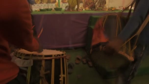 2021年10月13日 印度加尔各答 Dhaakis演奏达克舞曲 而印度教牧师则用海螺壳或沙丁鱼 沙丁鱼和手扇崇拜女神Durga Ashtami Puja Aarati 神圣的Durga Puja仪式 — 图库视频影像