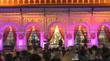 Kolkata, Batı Bengal, Hindistan - 12 Ekim 2021: Shovabazar Rajbarhi 'nin Durga Puja pandalı. Hinduizm 'in en büyük festivali tüm dünyada kutlandı. UNESCO Kültür Mirası.