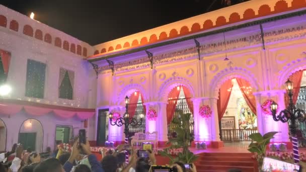 インド 西ベンガル州コルカタ2021年10月12日 夜のショバザール ラジャバリの装飾されたドゥルガ法会パンダル ヒンズー教の最大の祭りは世界中で祝われました ユネスコ文化遺産 — ストック動画
