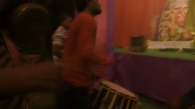 Kolkata, Hindistan -13 Ekim 2021: Dhaakis dhaaks oynarken Hindu rahipler kabuklu veya shankha, chamor ve el vantilatörü ile tanrıça Durga 'ya tapıyorlar. Ashtami puja aarati - kutsal Durga Puja ritüeli.