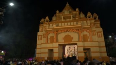 Kolkata, Batı Bengal, Hindistan - 12 Ekim 2021: Gece süslü Durga Puja pandalını ziyaret edenler. Hinduizm 'in en büyük festivali tüm dünyada kutlandı. UNESCO Kültür Mirası.