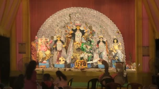 インド 西ベンガル州コルカタ 2021年10月12日 夜のドゥルガ法会のパンダルを飾る ヒンズー教の最大の祭りは世界中で祝われました ユネスコの文化遺産 楽しんでいる子供たち — ストック動画