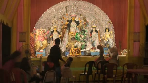 インド 西ベンガル州コルカタ 2021年10月12日 夜のドゥルガ法会のパンダルを飾る ヒンズー教の最大の祭りは世界中で祝われました ユネスコの文化遺産 楽しんでいる子供たち — ストック動画
