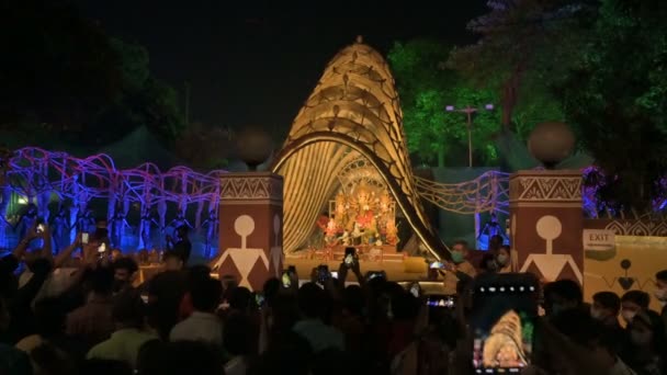 印度西孟加拉邦加尔各答 2021年10月12日 晚上拜访装饰过的Durga Puja板 世界上最大的印度教节庆祝活动 教科文组织文化遗产 — 图库视频影像