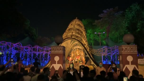 インド 西ベンガル州コルカタ 2021年10月12日 夜のドゥルガ法会のパンダルを飾る ヒンズー教の最大の祭りは世界中で祝われました ユネスコ文化遺産 — ストック動画