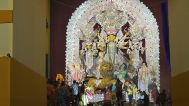 加尔各答 西孟加拉邦 2021年10月12日 Bagbazar Sarbojonin Durga Puja 教科文组织人类非物质文化遗产 晚上探访Durga Puja板的被剥夺自由者 — 图库视频影像