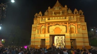 Kolkata, Batı Bengal, Hindistan - 12 Ekim 2021: Durga Puja, UNESCO 'nun soyut kültürel mirası. Gece süslü Durga Puja pandalını ziyaret edenler.