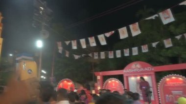 Kolkata, Batı Bengal, Hindistan - 12 Ekim 2021: Durga Puja, UNESCO 'nun soyut kültürel mirası. Gece Durga Puja pandalını ziyaret edenler.