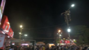 Kolkata, Batı Bengal, Hindistan - 12 Ekim 2021: Durga Puja, UNESCO 'nun soyut kültürel mirası. Gece süslü Durga Puja pandalını ziyaret edenler.