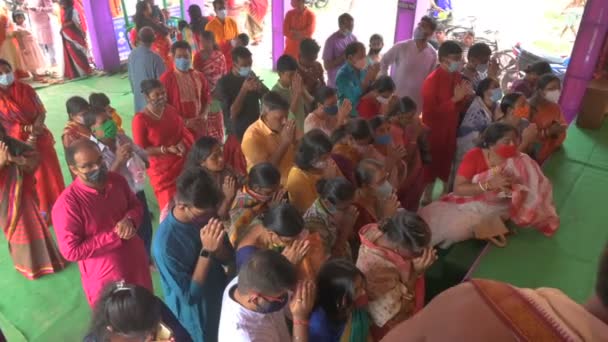 Howrah Bengal Zachodni Indie Października 2021 Hinduscy Wielbiciele Ofiarujący Pushpanjali — Wideo stockowe