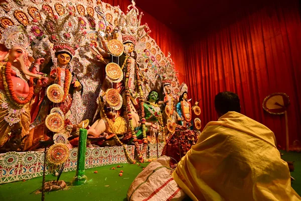 Howrah India October 2021 Hindu Priest Worshipping Goddess Durga Ashtami — Stock Fotó