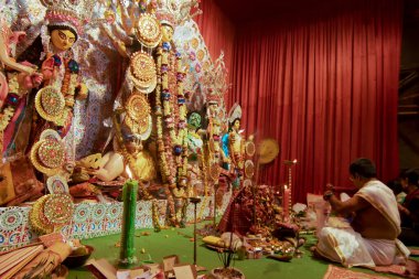 Howrah, Hindistan - 15 Ekim 2021: Ashtami 'nin kutsal kavşağı Sandhi Puja' dan önce hazırlık, sekizinci gün ve Nabami, dokuzuncu gün, tanrıça Durga 'ya dua etmek için Hindu ayini. Durga puja festivali..