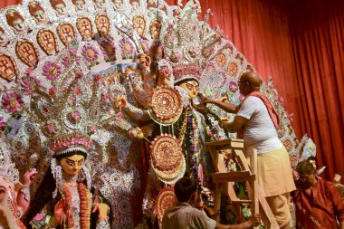 Howrah, Hindistan - 15 Ekim 2021: Hindu rahip Tanrıça Durga 'ya, Ashtami ve Nabami' nin kutsal kavşağı Sandhi Puja 'dan önce çelenk taktı..