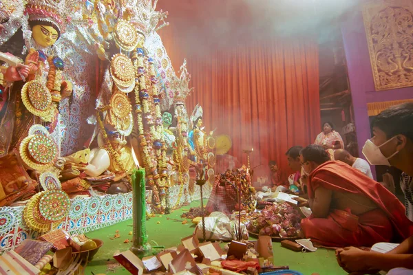 Хаура Индия Октября 2021 Года Священники Исполняющие Санди Пуджу Священный — стоковое фото