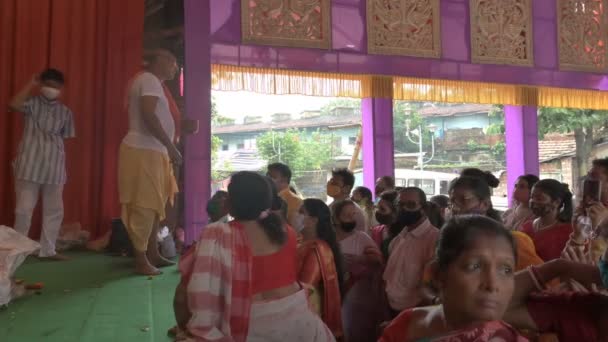 Howrah Bengal Zachodni Indie Października 2021 Hinduski Kapłan Rzucający Święconą — Wideo stockowe