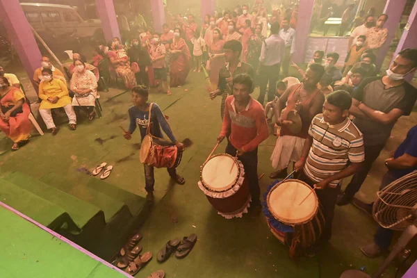 Howrah Bengala Ocidental Índia Outubro 2021 Dhaakis Tocando Dhaaks Enquanto — Fotografia de Stock