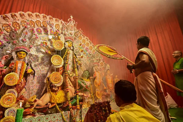 Howrah India October 2021 Hindu Priest Worshipping Goddess Durga Ghanta — Zdjęcie stockowe