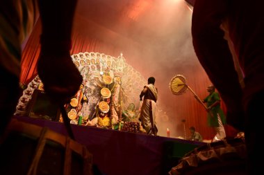 Howrah, Batı Bengal, Hindistan -13 Ekim 2021: Dhaakis, Hindu rahipler Tanrıça Durga 'ya taparken dhaaks çalıyor. Ashtami puja aarati - kutsal Durga Puja ritüeli.