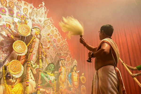 Howrah India Október 2021 Hindu Papok Imádják Durga Istennőt Ghántával — Stock Fotó