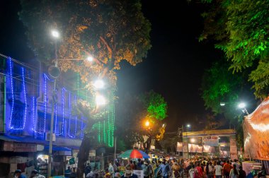 Kolkata, Batı Bengal, Hindistan - 12 Ekim 2021: Geleneksel Bagbazar Durga Puja, UNESCO Soyut Kültür Mirası. Gece vakti ünlü Puja pandalını ziyaret etmek için acele edenler.