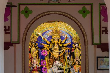 Howrah, Hindistan - 26 Ekim 2020: Tanrıça Durga 'ya yaşlılık yıllarında tapılıyor. Durga Puja, Hinduizm 'in en büyük festivali, UNESCO' nun soyut kültürel mirası.