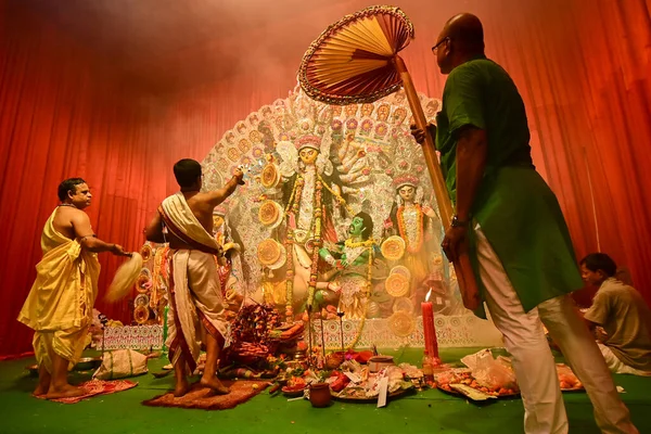 Howrah India October 2021 Hindu Priests Worshipping Goddess Durga Panchapradip —  Fotos de Stock