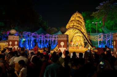 Kolkata, Batı Bengal, Hindistan - 12 Ekim 2021: Gece süslü Durga Puja pandalını ziyaret edenler. Hinduizm 'in en büyük festivali tüm dünyada kutlandı. UNESCO Kültür Mirası.