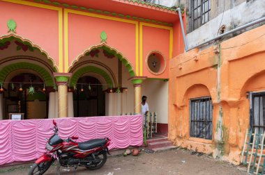 Howrah, Hindistan - 26 Ekim 2020: Tanrıça Durga 'ya yaşlılık yıllarında tapılıyor. Durga Puja pandalı, Hinduizm 'in en büyük festivali, UNESCO' nun soyut kültürel mirası.