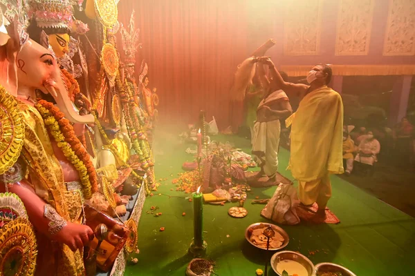 Howrah India October 2021 Hindu Priests Worshipping Goddess Durga Ghanta — Stok fotoğraf