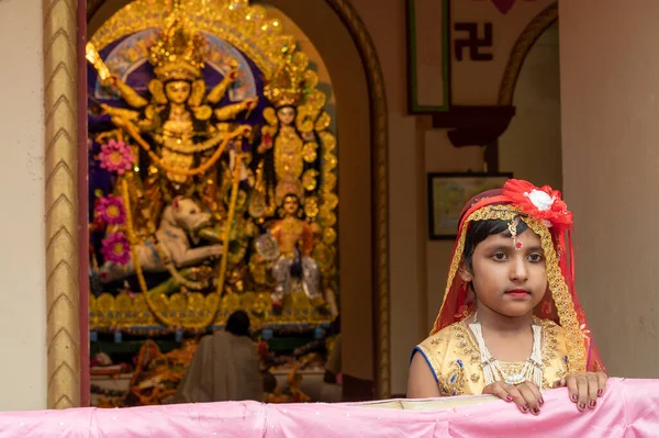 Howrah India Október 2020 Bengáli Lány Gyermek Ünnepi Ruhában Mosolygós — Stock Fotó