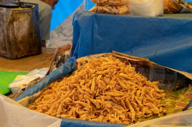 Nimki, çok popüler baharatlı Hint baharatlı yemekleri yol kenarındaki bir lokantada hazırlanıyor. Howrah, Batı Bengal, Hindistan.